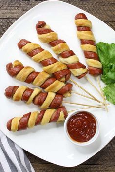 Crescent Roll Hot Dogs, Hot Dog Crescent Rolls, Crescent Dogs, Easy Crescent Rolls, Best Party Appetizers, Easy To Make Appetizers, Kid Friendly Snack, Crescent Roll Recipes, Party Appetizers Easy