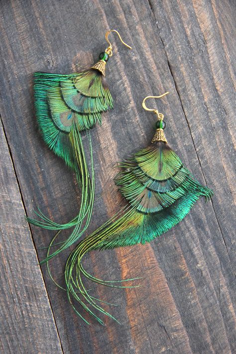 Crafting With Peacock Feathers, Craft With Peacock Feathers, Things To Do With Peacock Feathers, Peacock Feather Accessories, Feather Earring Diy, Peacock Feather Jewelry Diy, Peacock Feather Earrings Diy, Peacock Feather Ideas, Peacock Jewellery Design