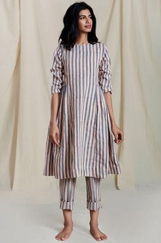 Lining Kurti, वेस्टर्न ड्रेस, Cotton Dresses Online, डिजाइनर कपड़े, Silk Kurti Designs, Kurta Patterns, Simple Kurta Designs, Kurti Patterns, Designer Kurti Patterns