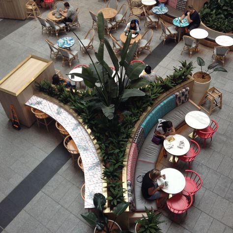 Pacific Fair Food Court - like how the use of curves help divide sections and also provide ifferent types of seating - tables and chairs - bench seating. It also adds as a statement piece with the beautiful greenery in the middle Restaurant Seating Layout, Cafe Bench, Food Court Design, Restaurant Layout, Wedding Window, Hotel Lobby Design, Restaurant Seating, Fair Food, Booth Seating