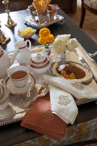 Brunch Mesa, Tea And Cookies, Cups And Plates, Pause Café, English Tea, Tea And Coffee, My Cup Of Tea, Tea Tray, Cups And Saucers