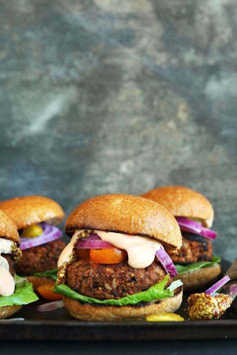 Easy Grillable Veggie Burgers Grillable Veggie Burger, Falafel Vegan, Minimalist Baker, Veggie Burgers, Vegan Burgers, Veggie Burger, Lunch Snacks, Burger Recipes, Base Foods