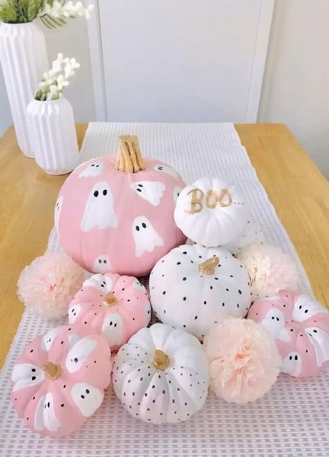 Pumpkins To Paint Ideas, Pink Pumpkin Design, White Pumpkins Painting Ideas, Pumpkin Painting Decorating Ideas, White Pumpkin Carvings, Ideas For Decorating A Pumpkin, What To Paint On My Pumpkin, What Should I Paint On My Pumpkin, Cute Aesthetic Pumpkin Painting