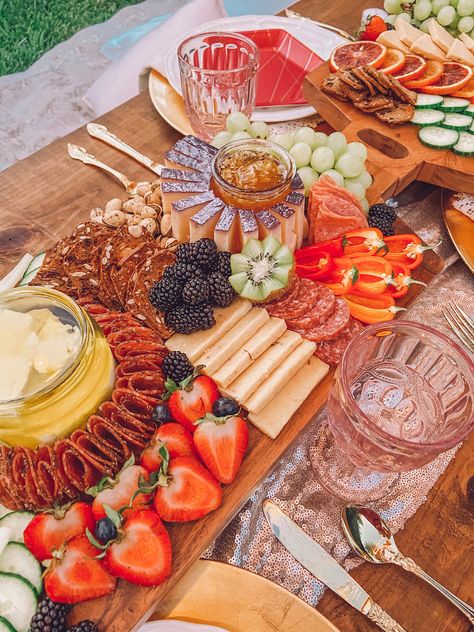 A Backyard Bohemian Dinner Party - Life By Leanna Garden Dinner Party Backyards, Boujee Party Food, Backyard Breakfast Party, Backyard 30th Birthday Party Summer, Boho Birthday Party Food, Outdoor Dinner Ideas Food, Boho Summer Party, Fancy Backyard Party, Boho Party Food Ideas