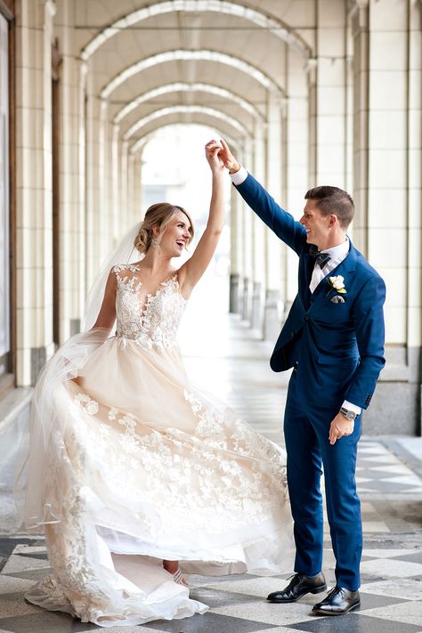 Before their Alloy wedding reception, the bride and groom took a turn under the classic arches at Hudson Bay in downtown Calgary | Tara Whittaker Photography | #weddingphotos #calgarywedding #calgaryweddingphotographer #classicweddingstyle #calgarybride Bride Groom Photoshoot, Bride Groom Poses, Wedding Portrait Poses, Bride Groom Photos, Wedding Couple Photos, Pose Fotografi, Wedding Picture Poses, Wedding Couple Poses Photography, Wedding Photography Styles