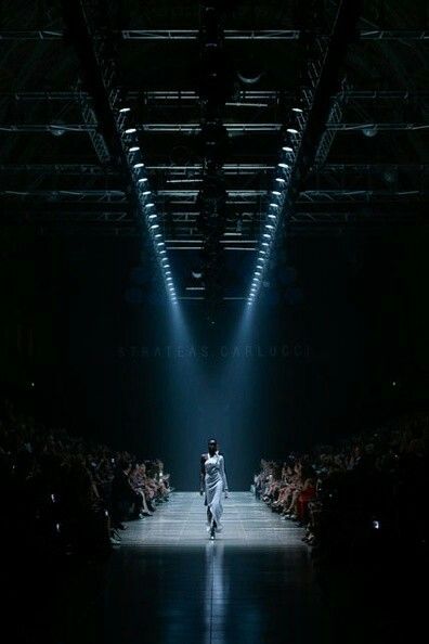 Catwalk Runway Stage Set Design, Small Runway Stage Design, Runway Design Stage, Fashion Show Lighting, Runway Lighting, Fashion Show Runway Stage, Catwalk Photography, Fashion Show Stage Design, Runway Lights