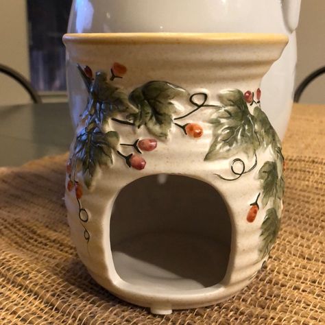 Ecru Ceramic Wax Warmer Covered In Strawberry Vines Of Green And Red. A Tea Light Below Melts The Wax In The Upper Cup. Never Used And In Perfect Condition. Smoke Free Home. Sg78559 Ceramic Wax Warmer, Strawberry Vines, Pretty Items, Strawberry Tea, Wax Melt Warmer, Wax Melters, Red A, Candle Sizes, Beautiful Items