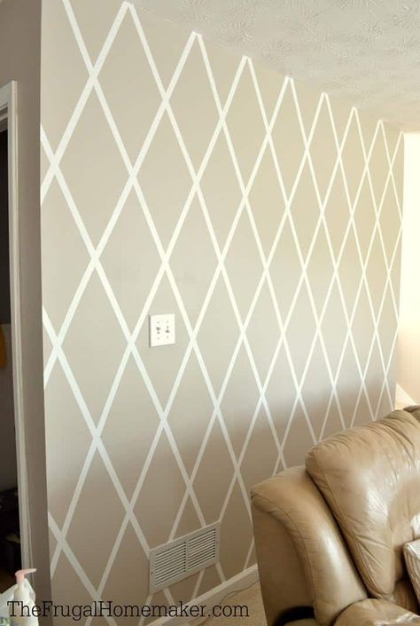 Painted diamond pattern | 7 Interesting Ways To Paint Your Walls Pola Cat Dinding, Bilik Idaman, Tape Wall, Diy Wall Painting, Diy Wand, Room Wall Painting, Bedroom Wall Designs, Bedroom Wall Paint, Diy Casa