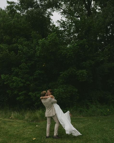 Docu Style Wedding Photos, Shy Wedding Photos, Documentary Elopement Photography, Film Photography Wedding Photos, Wedding Photographer Aesthetic, Grainy Wedding Photography, Wedding Photography Ceremony, Types Of Wedding Photography Style, Casual Wedding Photography