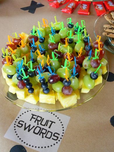 display of fruit for pirate party, really cute idea to use tiny swords for fruit kabobs for pirate party Barbeque Decor, Tropisk Fest, Mermaid Pirate Party, Fruit Kebabs, Fest Mad, Ninja Birthday Parties, Tmnt Party, Ninjago Birthday, Ninjago Party