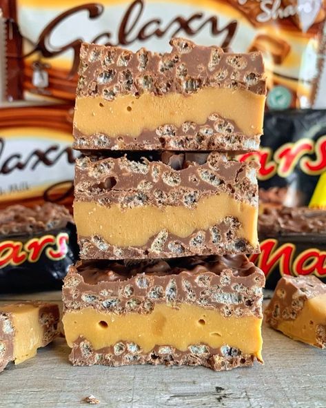 Fitwaffle Kitchen on Instagram: “CARAMEL FUDGE CRUNCH BARS!! 😍 Throwback to one of my favourite bakes! 🙌 That caramel fudge layer is soooo good! 🤤 Sound on for full…” Carmel Fudge, Crunch Bars Recipe, Making Caramel, Mars Bars, Dessert Squares, Crunch Bars, Mars Bar, Dark Brown Sugar, Tray Bake Recipes