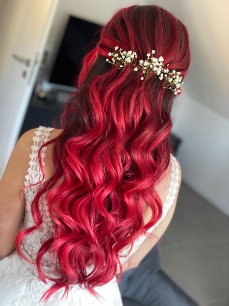 Waves for bride hairstyle Wedding Hairstyles Red Hair, Red Hair Wedding Hairstyles, Red Hair Bride, Bright Red Hair Dye, Red Hair Brides, Red Wedding Hair, Striking Hair, Red Bridal Hair, Curled Wedding Hair