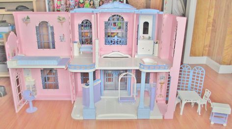 https://flic.kr/p/rw5bH3 | 2001 Barbie Grand Hotel Interior | Box Date: 2001 Condition Purchased: new Barbie Hotel, Fold Down Bed, Barbie Reference, 2001 Barbie, Old Barbie Dolls, Barbie Houses, Barbie House Furniture, Barbie Playsets, Barbie Room