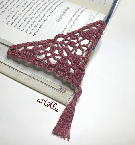 Crochet Ideas For Presents, Marque Page Crochet, Triangle En Crochet, Marque-pages Au Crochet, Bookmark Crochet, Book Marker, Crochet Bookmark Pattern, Crochet Bookmark, Corner Bookmark