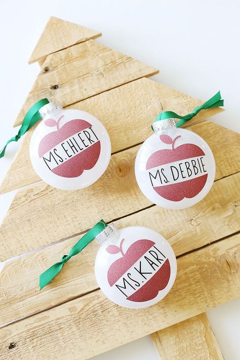 Addressing Christmas Cards, Vinyl Ornaments, Easy Ornaments, Cricut Christmas Ideas, Presente Diy, Teacher Ornaments, Teachers Diy, Creative Diy Gifts, Diy Holiday Gifts