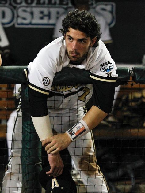 Fine Mlb Players, Dansby Swanson Aesthetic, Fine Baseball Players, Dansby Swanson Hair, Baseball Aesthetic Boy, Baseball Players Hottest, Baseball Boyfriend Aesthetic, Dansby Swanson Wallpaper, Baseball Boy Aesthetic