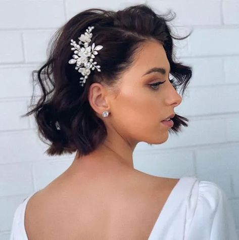 21 Pretty Wedding Hairstyles for Short Hair You'll Love Short Bridal Hair, Sparkly Hair Accessories, Short Hair Bride, Curly Wedding Hair, Hairdo Wedding, Best Wedding Hairstyles, Hairdos For Short Hair, Trendy Wedding Hairstyles, Short Wedding Hair