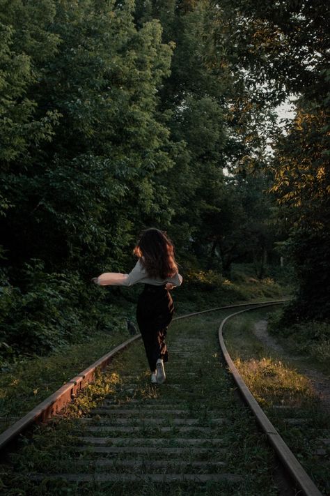 Nature Portraits Photography Forests, Train Track Senior Pictures, Train Track Photoshoot Aesthetic, Railroad Tracks Photoshoot, Dark Senior Photos, Railroad Senior Pictures, Run Pose, Photography Inspo Aesthetic, Train Track Photoshoot