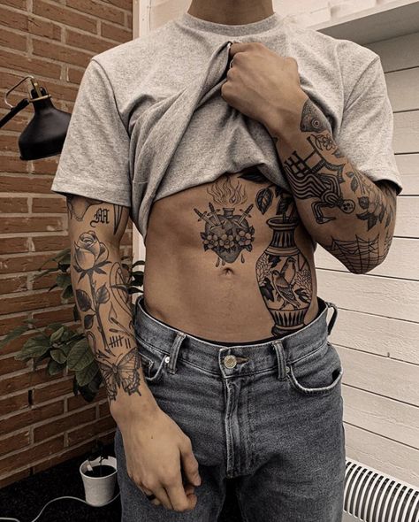 Indie Tattoo, Old School Tattoos, Tatuagem Masculina Pequena, Small Chest Tattoos, Grunge Tattoo, Forearm Tattoo Design, Stomach Tattoos, Cool Small Tattoos, Small Hand Tattoos