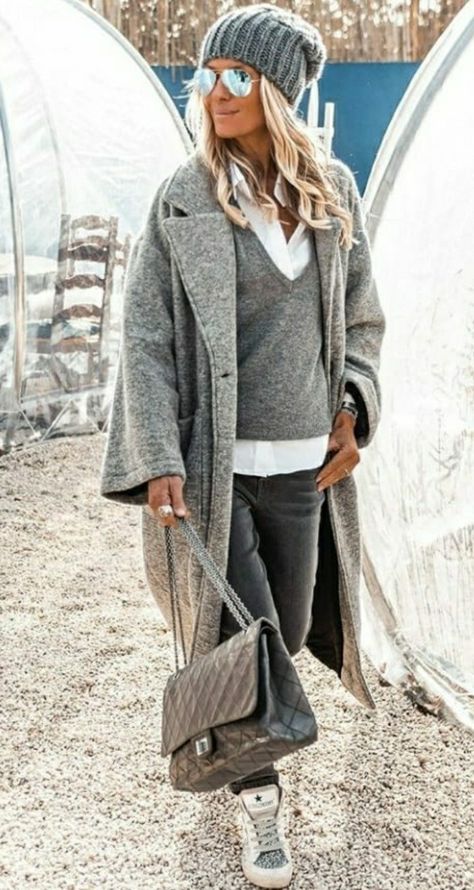 Mode Over 50, Elegant Walking, Sneaker Outfits, Winter Wardrobe Essentials, Lovely Fashion, Urban Street Style, Mode Casual, Grey Coat, Ținută Casual