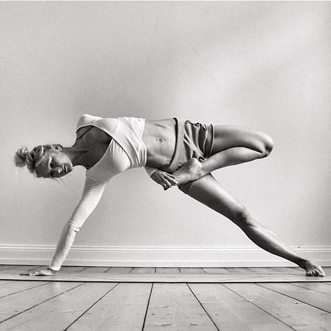 Yoga Foto's, Photo Yoga, Yoga Poses Photography, Yoga Photoshoot, Yoga Nature, Ashtanga Vinyasa Yoga, Yoga Handstand, Beautiful Yoga Poses, Yoga Inspo