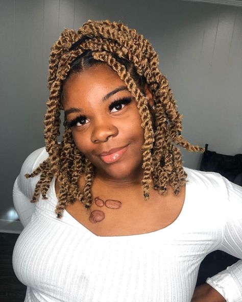 Serena Hairstyle, Passion Twists Short, Jumbo Passion Twists, Passion Twists Braids, Short Passion Twists, Passion Twist Hairstyles, Wig Maker, Protective Style Braids, Jumbo Twists