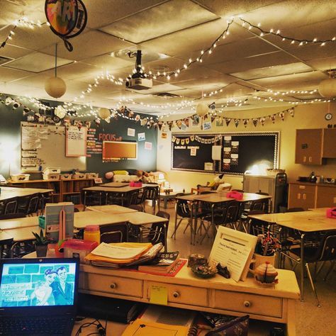 Messy Classroom Aesthetic, Social Studies Classroom Aesthetic, Aesthetic English Classroom, Cute Classrooms Highschool, Classroom Designs High School, Classroom Set Up Highschool, Cozy English Classroom, Classroom Aesthetic Decor, Cute Classroom Decor High Schools