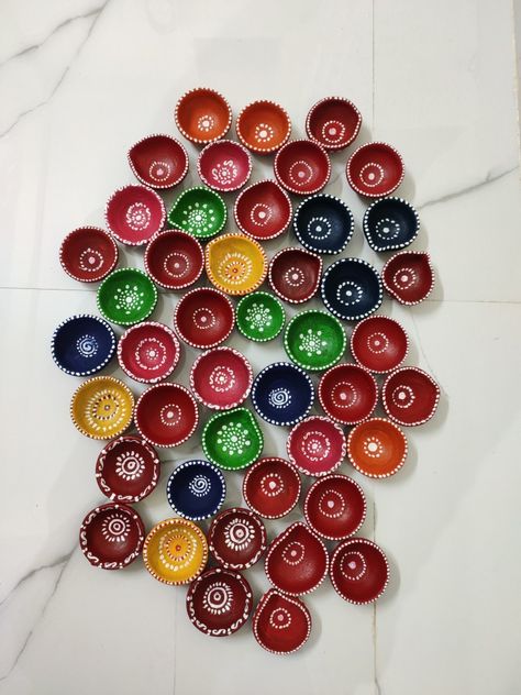 Diwali Diya Coloring Ideas, Diy Diya Paintings, Diya Decoration Ideas Creative Painting, Deya Decorations, Painting On Diya For Diwali, Diya Paintings For Diwali Ideas, Simple Diya Decoration Ideas, Simple Diya Paintings For Diwali, Old Diya Reuse Ideas