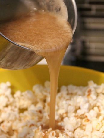 Carmel Popcorn, Salted Caramel Popcorn, Popcorn Recipes, Favorite Dessert, Caramel Popcorn, Köstliche Desserts, Yummy Desserts, Yummy Sweets, Snack Mix