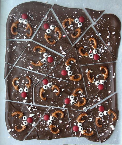 Chocolate peppermint reindeer bark is a fun Christmas treat that's super easy to make. @itsalwaysautumn Reindeer Bark, Christmas Bark, Easy Holiday Treats, Jul Mad, Christmas Appetizers Party, Easy Christmas Treats, Xmas Treats, Christmas Food Gifts, Christmas Candy Recipes