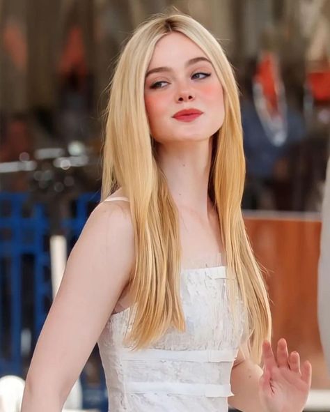 Elle Fanning Long Hair, Elle Fanning Aesthetic Icon, Blonde Hair Blue Eyes Actress, Elle Fanning Makeup, Glowup Moodboard, Ell Fanning, Elle Fanning Aesthetic, Ella Fanning, Elle Fanning Hair