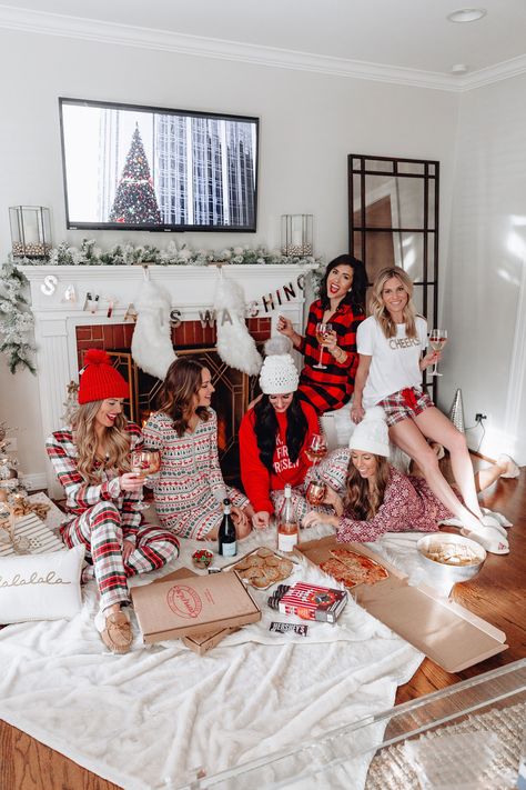 Christmas Pictures Friends, Christmas Pajama Party, Girls Christmas Party, Bff Christmas, Pyjamas Party, Holiday Inspo, Christmas Pj, Pj Party