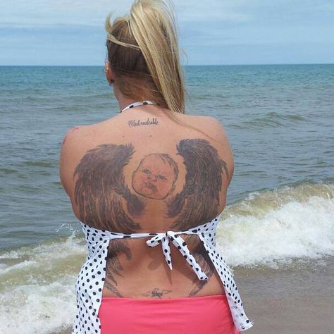 Ugliest tattoo ever! Stupidest Tattoos, Tattoos Gone Wrong, Horrible Tattoos, Terrible Tattoos, No Regrets Tattoo, That's Hilarious, Optical Illusion Tattoo, Prison Tattoos, Halloween Costumes College Girls