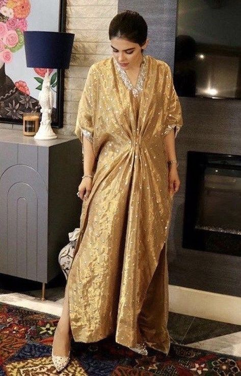 Kaftan Dress Design, Poncho Design, Arabic Dress, Poncho Dress, Nikkah Dress, Kaftan Designs, Poncho Top, Beautiful Pakistani Dresses, Indian Gowns Dresses