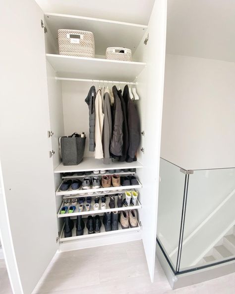 Clumping all your coats in a small space will make it look unsightly. It will become more problematic if you like to hang your coats in the entryway. Some people even need a dedicated room to make them organized. If you are interested in building one, read on, because we have three sophisticated coat closet entrance closet ideas just for you. ig @homorganizing #coatclosetentraceideas #coatclosetideas Entrance Wardrobe Organisation, Entrance Hall Organisation, Hall Closet Organization Ideas Hallways, Coat And Shoes Storage Hallway, Coat Closet Organization Front Entry Small Spaces Shoe Storage, Hall Closet Storage Ideas, Coat Storage Cupboard, Small Entrance Wardrobe Ideas, Functional Coat Closet