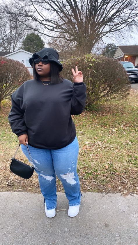 Female Streetwear Outfits Plus Size, Plus Size 90s Fashion Outfits Hip Hop, Plus Size Streetwear Jeans, Plus Size Winter Outfits Black Women, Low Rise Baggy Jeans Plus Size, Graphic Tee Outfit Black Women Plus Size, Curvy Streetwear, Plus Size Streetwear Fashion, Plus Size Cargo Jean Outift