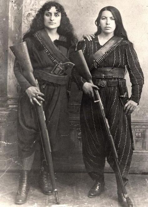 female Armenian guerrilla fighters, 1895...amazing! turn of the century 1800s 1890s women in pants trousers old photo vintage 19th century Armenian Women, Armenian Military, Armenian History, Armenian Culture, Wilde Westen, Warrior Women, Women's History, 다크 판타지, Foto Art