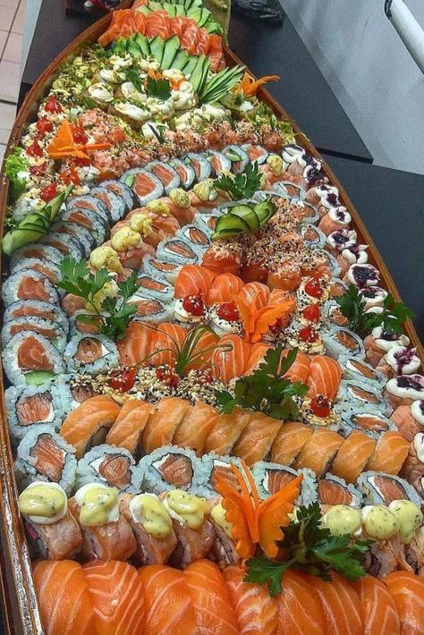 Sushi Boat, Tropical Food, Läcker Mat, Sushi Recipes, Yummy Comfort Food, Think Food, Deilig Mat, Food Goals, Food Obsession