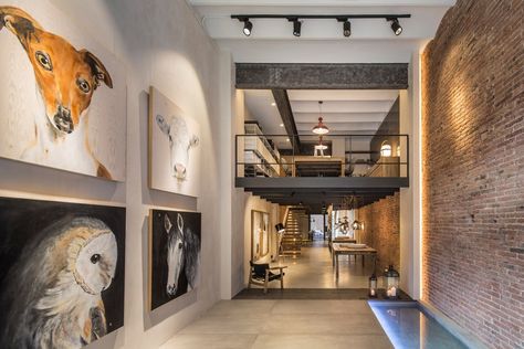 This art gallery, opened in September 2016, is located in the very heart of the Eixample of Barcelona, within the so-called "Bcn Design District". The project was based on the division of space into two floors. Industrial Decoration, Loft Style Homes, Coworking Space Design, Art Galleries Design, Trendy Interiors, Art Gallery Interior, Room Studio, Brick Loft, Modern Rustic Homes