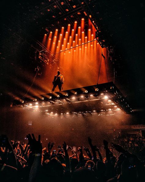 Kanye West Saint Pablo, Saint Pablo Tour, Es Devlin, Saint Pablo, Kanye West Wallpaper, Concert Lights, Neon Details, Nightclub Design, Stage Set Design