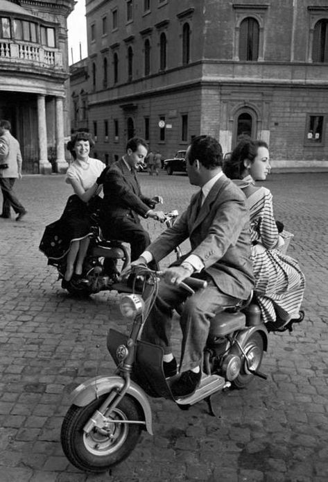 Two friends driving their girls around Rome, 1950 - 9GAG Old Photography, Black And White Photograph, Vintage Italy, Retro Photo, Foto Vintage, Magnum Photos, Black White Photos, Bw Photo, White Photo