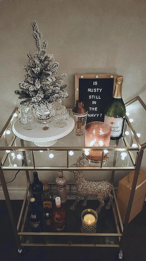 Bar Cart Holiday Decor, Dry Bar Christmas Decor, Christmas College Apartment, Christmas Bar Set Up, Christmas Condo Decor, Bar Cart Christmas Decor, Christmas Bar Decorations, Winter Bar Cart, Christmas Bar Cart Styling