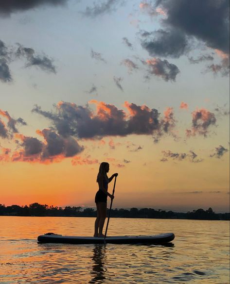 Orange & pink sunset on a paddle board on the lake Vision Board Paddle Boarding, Paddle Boarding Sunset, Sunset Paddle Boarding, Beach Paddle Boarding, Paddle Boat Aesthetic, Lake Aesthetic Pictures, Summer Paddle Boarding, Aesthetic Paddle Boarding, Paddle Board Pics