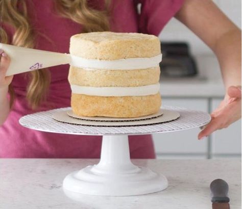 How to Expertly Buttercream a Cake - the Easy Way: From Cake Confidence by Mandy Merriman - Cake Geek Magazine Wedding Cake Decorating Tutorials, Cake Icing Techniques, Drip Cake Tutorial, Wedding Cake Tutorial, Cake Lifter, Decorate A Cake, Icing Techniques, Pirate Cake, Book Cake