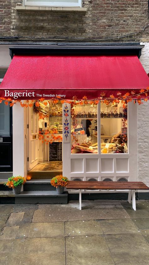 bei.bei.wei on Instagram: The tiniest bakery in town? 📍Bageriet, Covent Garden London . Don’t leave without a custard cream bun - just heavenly 🍰 .… Bakery In London, Small Town Bakery, Cake Shop Design, Tea Room Decor, Bakery London, Cream Bun, Bakery Store, Small Bakery, Custard Cream