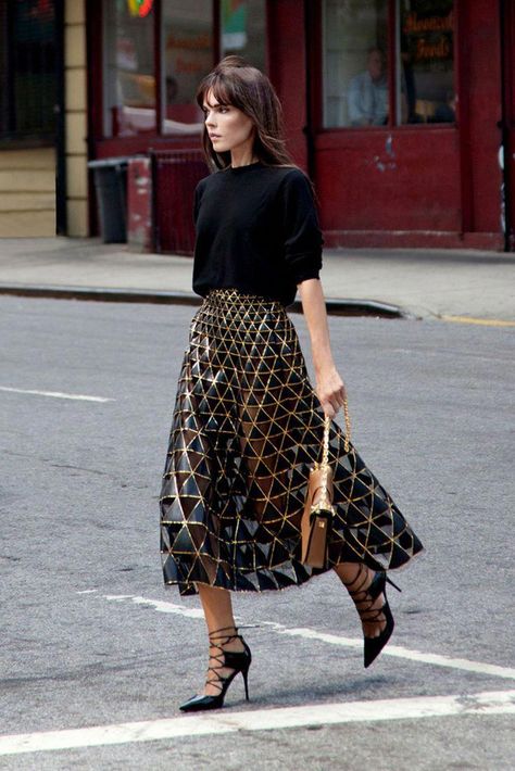 Christmas Outfit Ideas For Women Classy, Wedding Guest Skirt, Crossing The Street, Metallic Midi Skirt, New Year’s Eve Outfit, Wedding Guest Outfit Winter, Wedding Guest Outfit Fall, Winter Date Night Outfits, Moda Do Momento