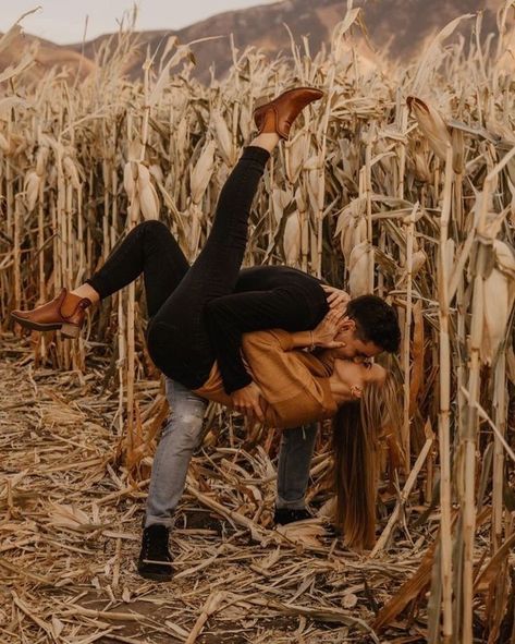 Corn Engagement Pictures, Black Fall Photo Outfits, Autumn Outfits Couple, Corn Maze Family Photos, Corn Maze Engagement Photos, Fall Pic Ideas For Couples, Fall Photography Couples, Corn Maze Photoshoot Couple, Fall Photo Couple