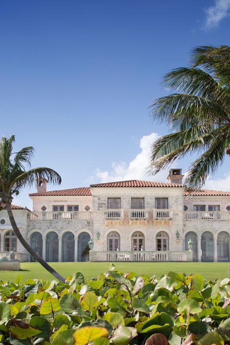 Decor Inspiration Palm Beach Chic Beach Architecture, Dubai Garden, Palm Beach Regency, Spanish Mediterranean, Palm Beach Style, Balcony Doors, Mediterranean Architecture, Supermarket Design, Beach Homes