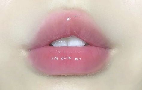 Lips Inspiration, Bentuk Alis, Peach Lips, Doll Eye Makeup, 사진 촬영 포즈, Ethereal Makeup, Cute Makeup Looks, Perfect Lips, Makeup Looks Tutorial