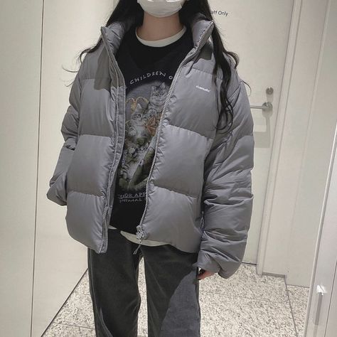 Acubi Puffer Jacket Outfit, Acubi Winter Jacket, Grey Jacket Outfit Aesthetic, Gray Puffer Jacket Outfit, Grey Puffer Jacket Outfit, Puffer Jacket Outfit Aesthetic, Outfits With Puffer Jackets, Puffer Jacket Outfit Winter Style, Puffer Jacket Aesthetic